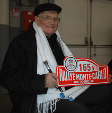 Henri avec plaque du Rallye.GIF